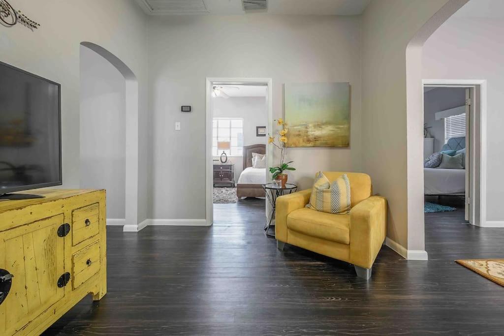No Ho Yellow Door Bungalow Tampa Exterior photo