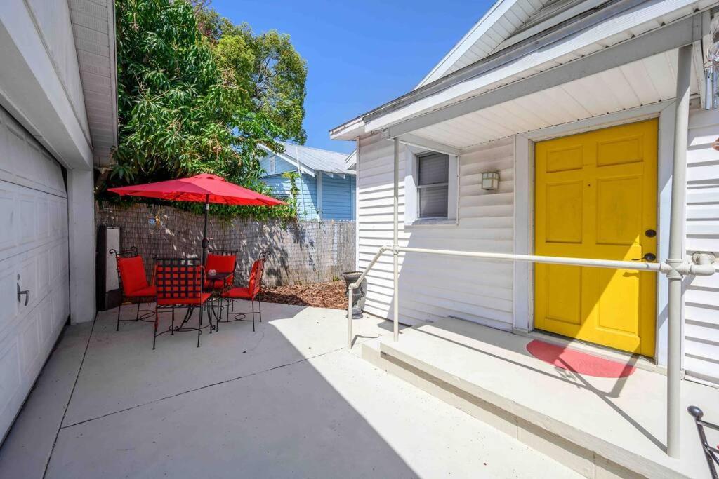 No Ho Yellow Door Bungalow Tampa Exterior photo